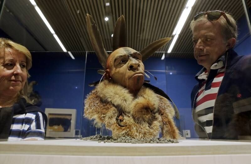 Em Burgos, na Espanha,
visitantes do Museu da Evolução Humana observam uma reconstrução científica do
rosto de um homem de Neanderthal, que teria vivido na Terrá há 50 mil anos. O
projeto é do cientista italiano Fabio Fogliazza