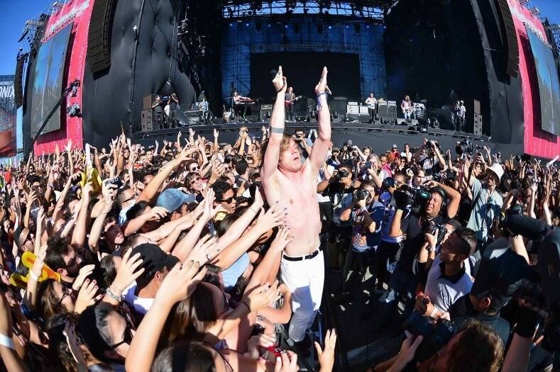 Empolgadíssimo, Matt Schultz foi pro meio do povo