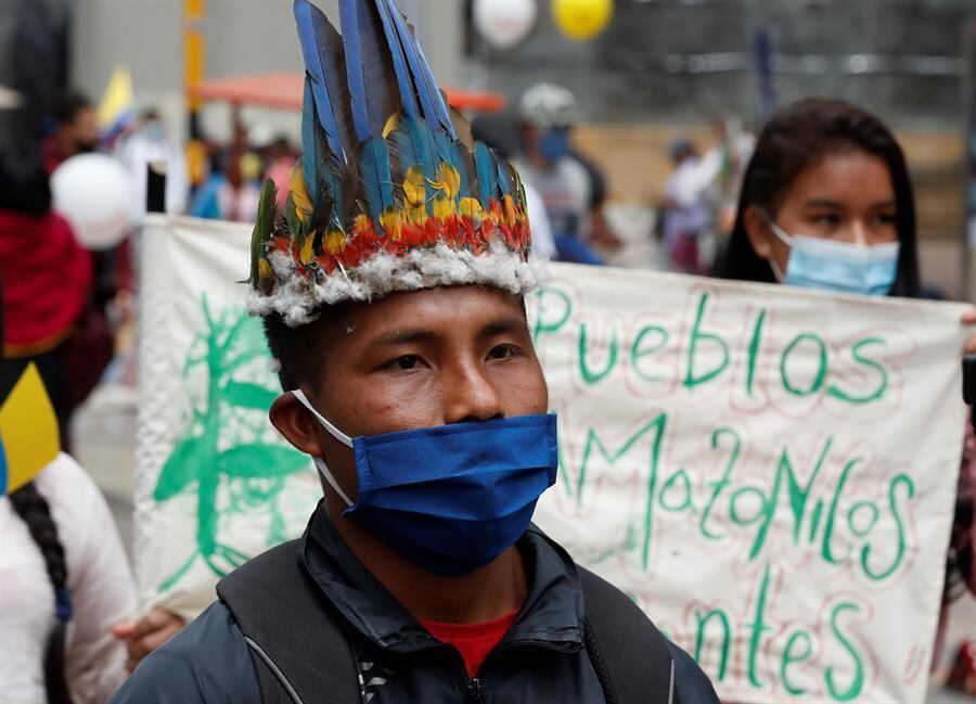 "Estamos pedindo que não haja mais massacres de nossos líderes indígenas", disse Harold Arias, de 32 anos, um dos milhares de indígenas que foram a Bogotá para protestar na Praça Bolívar