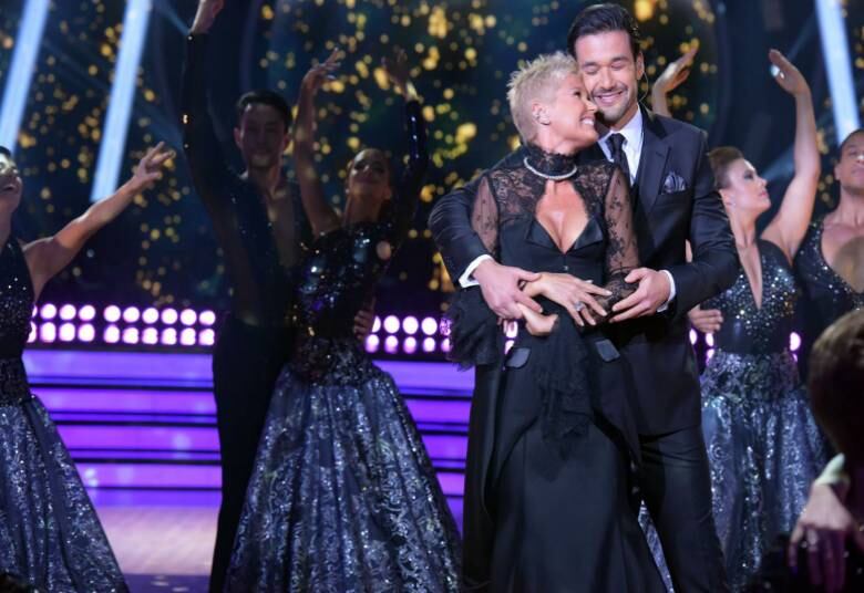 Não podemos esquecer do momento emocionante em que a apresentadora dançou valsa com Sérgio Marone, ao som de Con Te Partiró, de Andrea Bocelli