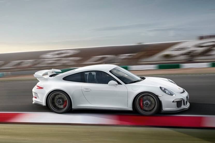 Em relação ao 911 "normal", o GT3 tem novos para-choques, rodas e freios anabolizados e aerofólio traseiro fixo

Saiba tudo sobre carros! Acesse R7.com/carros
E confira os melhores preços de novos e usados em r7.icarros.com.br
