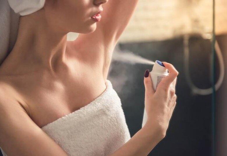 A ação dos antitranspirantes trouxe um alerta aos médicos e
especialistas, que acreditam que aplicar o produto em excesso e antes de dormir
pode fazer mal à saúde