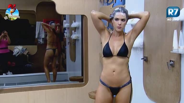 A miss usou um biquíni preto cortininha embaixo do chuveiro

+ Assista ao vídeo do banho de Débora Lyra 


