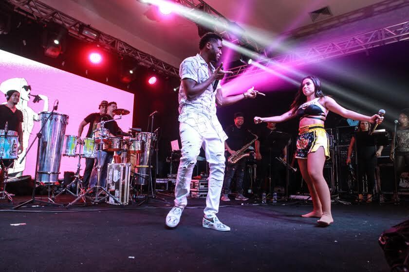 Quando Jhama subiu ao palco, ela já estava sem o sapato