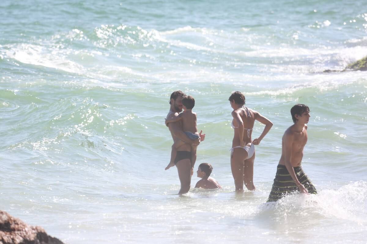 Sophie Charlotte e Daniel de Oliveira se divertem em praia com a família