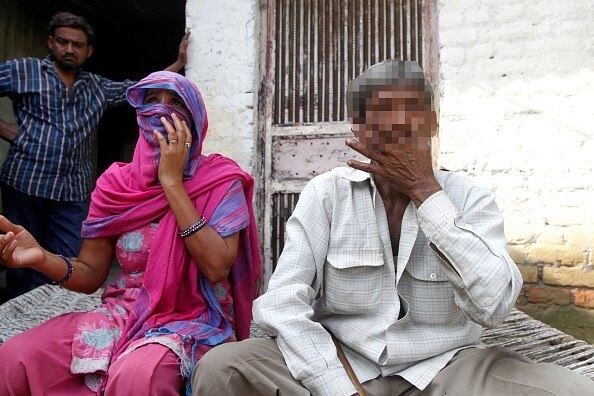 Pais do jovem serial killer foram fotografados em sua residência em Sukhvir Nagar, na Índia 