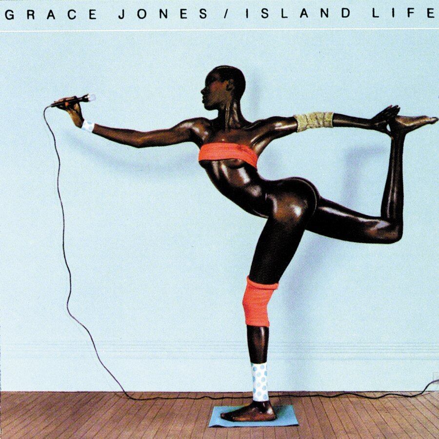 Grace Jones — Island Life (1985)
A coletânea de sucessos da cantora conta com essa pose icônica e belíssima