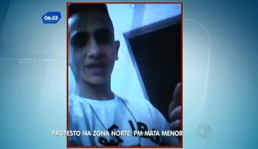 De acordo com a PM, um dos policiais foi descer da viatura para abordar o jovem, quando a arma dele disparou acidentalmente. Testemunhas disseram que o policial se
mostrou surpreso com o tiro que matou o adolescente