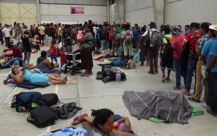 Migrantes descansam na cidade de Ixtepec, no México