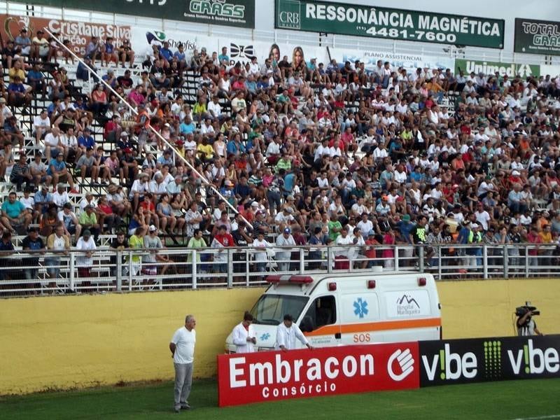 Para conseguir o apoio de seus torcedores, alguns clubes têm
adotado medidas extremas. Como no caso do Bragantino, que abriu os portões em
sua primeira partida no Paulistão, contra o São Bernardo, para ver o Estádio Nabi
Abi Chedid com lotação máxima