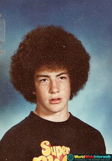 Melhor cortar esse seu cabelo antes que sua família resolva usar VOCÊ pra limpar a chaminé e abrir alas pra chegada de Papai Noel
