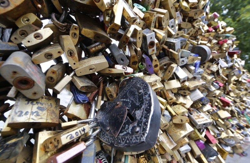 “Cadeados do amor” são
vistos na Ponte de l'Archeveche, próxima à Catedral de Notre Dame, em Paris. A
capital francesa lançou uma campanha nesta quarta-feira para desencorajar os
turistas apaixonados a colocar cadeados nas barreiras de metal da ponte