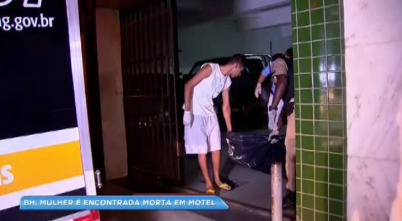 Corpo da vítima, ainda não identificada, foi levada pela polícia para fazer perícia