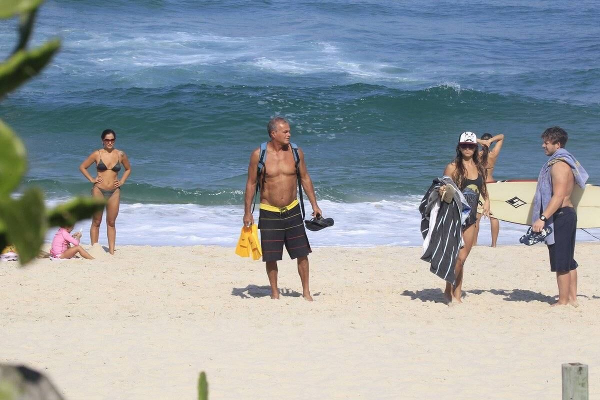Kadu Moliterno curte a praia com a filha Lanai 