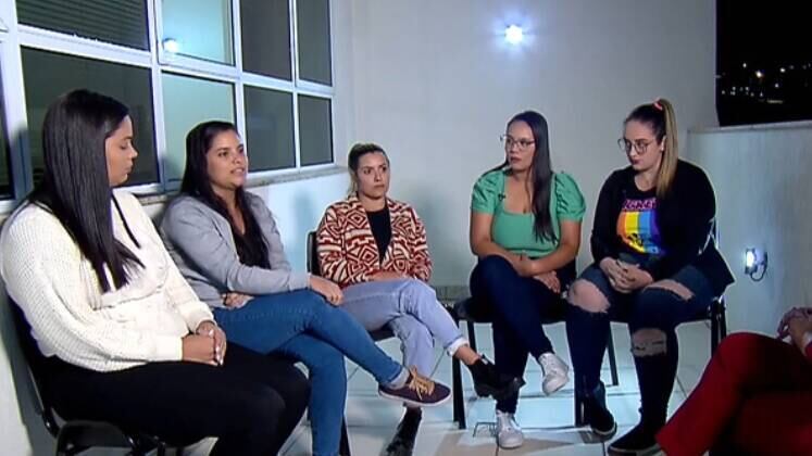 Seus colegas de trabalho ficaram comovidos com a situação e também a ajudaram financeiramente. A
supervisora Bianca de Oliveira relata que abraçou a causa da investigada: "Ela
chorava, eu consolava. A gente se virava para ajudar".