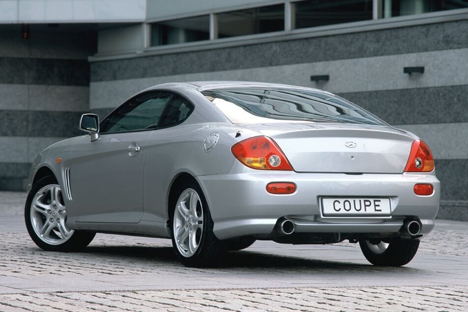 Na traseira, escapamento duplo e tampa do porta-malas em forma de aerofólio aumentam esportividade do modelo. Precisava de mais?