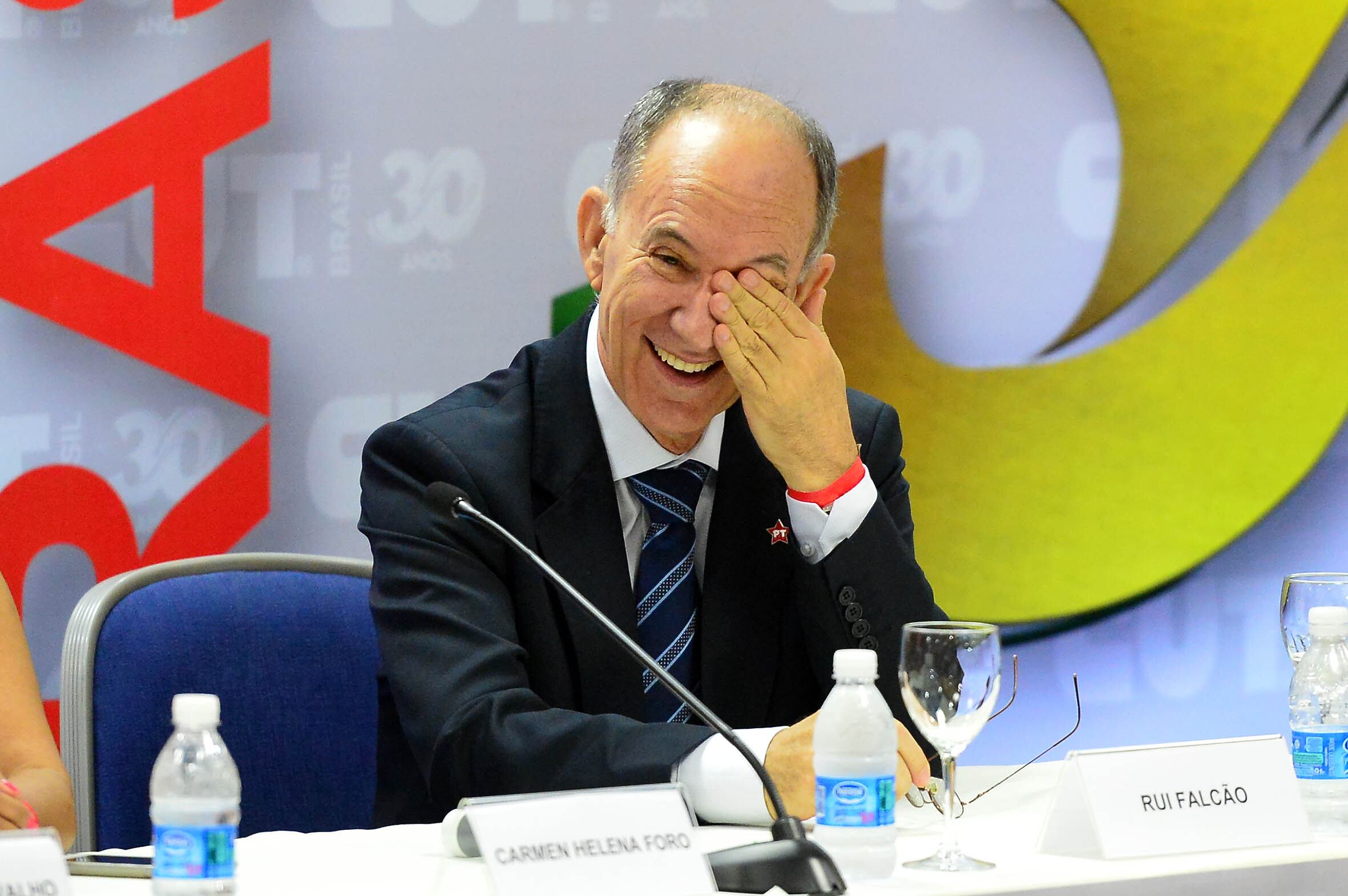 O presidente nacional do PT, Rui Falcão (SP), respondeu ao ex-presidente Fernando Henrique
Cardoso (PSDB-SP), que declarou que a presidente Dilma Rousseff é "ingrata" por
não reconhecer o legado que o governo tucano deixou para o País.

Falcão afirmou que FHC se esquece do estado que deixou o governo.

— O PSDB o colocou na clandestinidade durante todos esses anos, e,
agora, o pretenso candidato a presidente [senador Aécio Neves] reviveu o
ex-presidente. Ele [FHC] tem uma espécie de sentimento de esquecimento
de como encontramos o governo