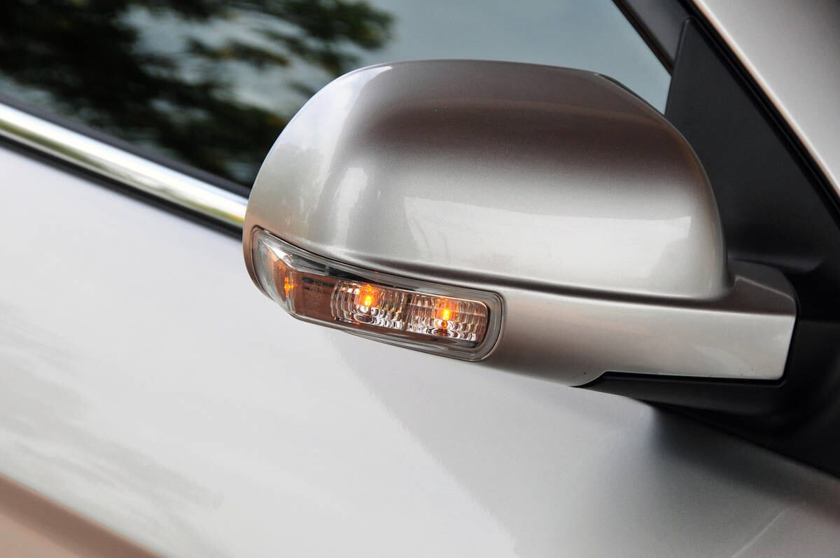 Se escorrega no desempenho, o Geely EC7 cumpre bem os requisitos essenciais para o segmento, como luzes de direção embutidas nos retrovisores

Leia a avaliação completa
Quer saber tudo sobre carros? Acesse www.r7.com/carros