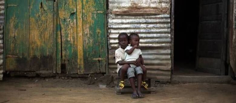 Na Libéria, menino cuida de outra criança. País sofre com a miséria e a epidemia do ebola