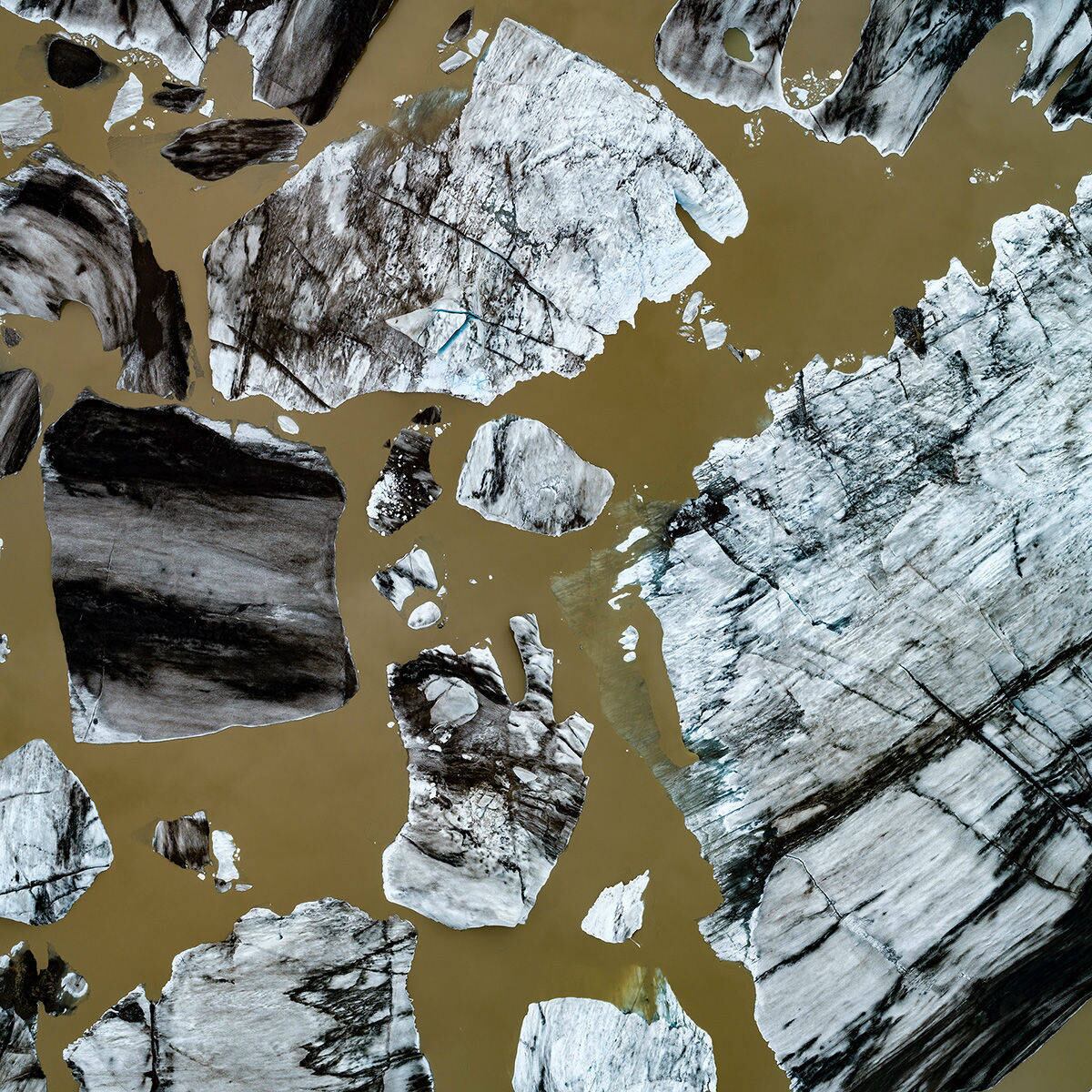 E essas imagens revelam também o provável futuro do nosso planeta, muitas vezes dominado pela devastação

(Essa imagem que nem parece real mostra pedaços de geleira derretendo em um lago marrom em Hoffellsjökull, na Islândia)