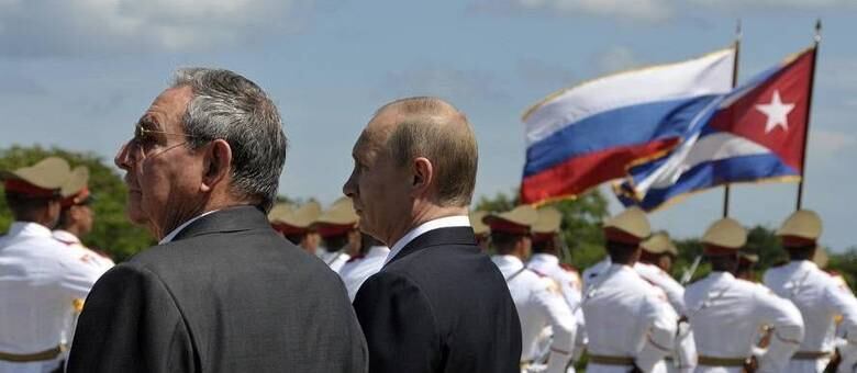 Raúl (à esq.) e Putin (à dir.) assistiram manifestações de solidariedade ao Soldado Internacionalista Soviético