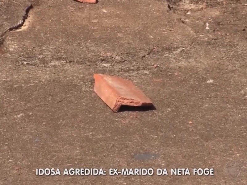 O fato aconteceu quando o funileiro foi encontrar a
ex-mulher na casa da idosa para levarem o filho do casal ao pronto socorro. No entanto,
eles discutiram e o rapaz deu um tapa na cara da mulher. A família, que estava
na casa, ouviu a confusão e foi à rua defender a menina