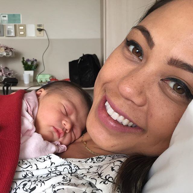 Ai que coisa mais lin-da! A ex-Masterchef Sabrina Kanai postou uma foto com a filha recém-nascida, Eva, nas redes sociais. Mãe e filha ainda estão no hospital em São Paulo e posaram para vários cliques.

— Momento mágico do dia!

Acesse o R7 Play e assista à programação da Record quando quiser

Quem você quer que continue em A Fazenda: Carla ou Ovelha? Vote!
