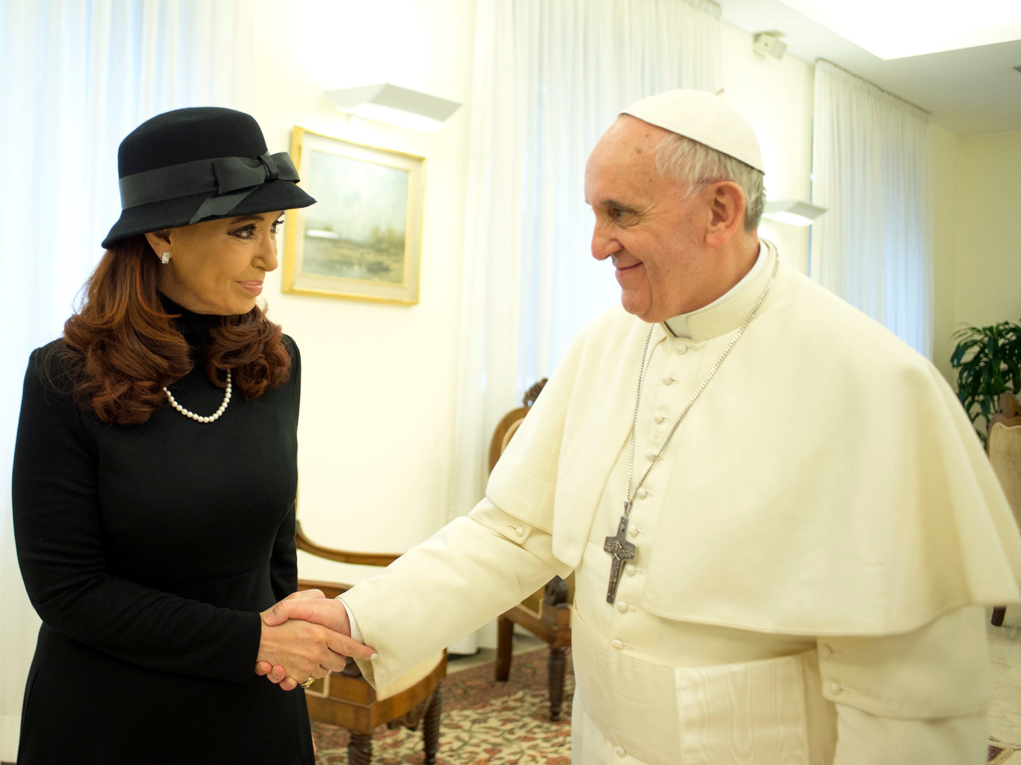 Cristina Kirchner cumprimenta o papa Francisco em Roma