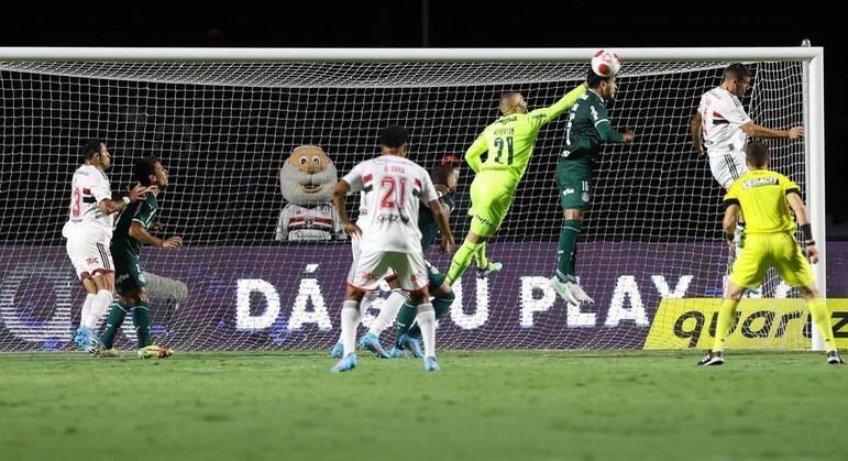 Goleiro Weverton tenta cortar cruzamento contra o São Paulo, no estádio do Morumbi