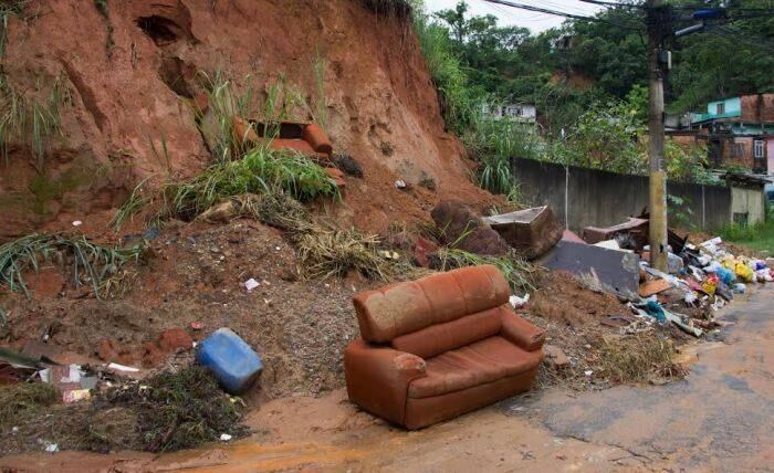 O Rio de Janeiro amanheceu com as marcas do temporal que
atingiu o Estado na noite de terça-feira (10) e se estendeu ao longo de quarta
(11). Na Baixada Fluminense, uma das regiões mais afetadas pela chuva, a manhã
desta quinta (12) foi de contabilizar os estragos e limpar as salas, quartos e
cozinhas a lama que invadiu as casas. Em Austin, bairro de Nova Iguaçu que
sofreu as maiores consequências móveis e lixos foram parar no meio da rua e
ribanceiras deslizaram. Três corpos foram achados, dois na baixada e um no norte do Estado