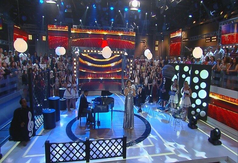 Com um look estonteante e direito a piano na apresentação, ela soltou a voz para o Brasil inteiro 