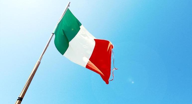 Jovem italiana passa por cirurgia para tirar um tumor de 70 quilos no abdômen