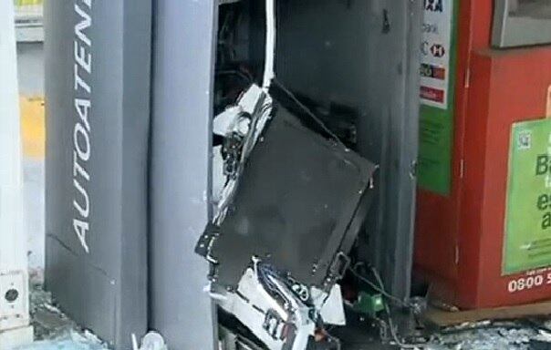 Na última sexta-feira (31) criminosos
invadiram um clube para assaltar um caixa eletrônico no Setor de Clubes Norte,
na região central de Brasília. As notas ficaram queimadas e espalhadas pelo
chão do local. A explosão foi tão forte, que o caixa ficou completamente
destruído. Leia mais