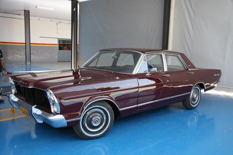 Quase pronto, o veículo recebeu as partes finais de
acabamento. Entre eles, frisos cromados, pneus novos com bordas, calotas
originais e logotipos que ficam espalhados pela carroceria