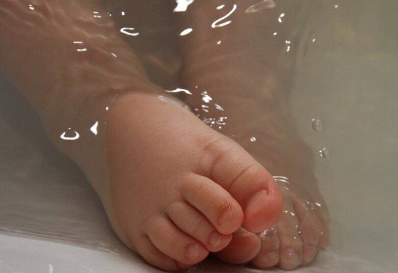 O banho noturno pode fazer parte do ritual do sono, enquanto que pela manhã pode ser um momento de brincadeiras: “Uma massagem relaxante, como a shantala, seguida da imersão é uma excelente opção para o banho à noite. Já se for realizado durante o dia, em momentos que o bebê está alerta e disposto, as brincadeiras mais estimulantes no banho são bem-vindas”, orienta a fisioterapeuta.