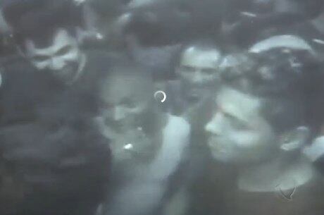 Nove pessoas se espremiam dentro de elevador com capacidade para seis passageiros na chora do acidente