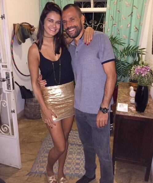 Com entrosamento dentro do clube, Diego Cavalieri está
namorando a central Lara Nobre, do time feminino de vôlei do Fluminense. Aos 28
anos, a musa Tricolor não chama apenas a atenção apenas por sua habilidade em
quadras, mas também arranca suspiros dos torcedores com fotos sensuais nas
redes sociais