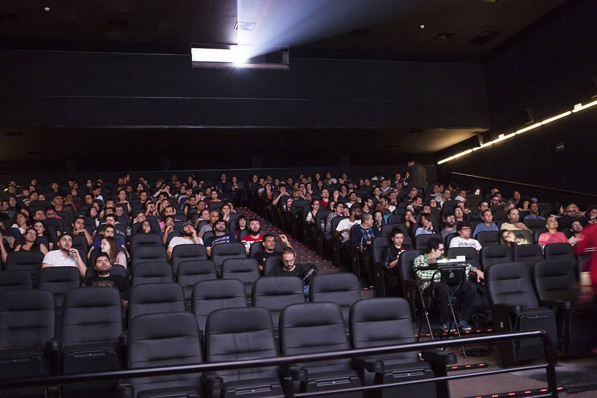 Noitão no Caixa Belas Artes

O tradicional Noitão no cinema Belas Artes é uma alternativa cultural para quem não abre mão de frequentar a badalada região da avenida Paulista.

Uma vez por mês, sempre às sextas-feiras, são exibidos três filmes por sala, unidos por um tema, geralmente uma pré-estreia e outros dois filmes "surpresas", divulgados apenas na hora do evento.

As exibições começam por volta das 23h30 e vão, segundo a administração do cinema, até o amanhecer. O perfil do público varia de 17 e 30 anos. Os ingressos custam R$ 34 (inteira) e R$ 17 (meia).

Mais informações no site Caixa Belas Artes