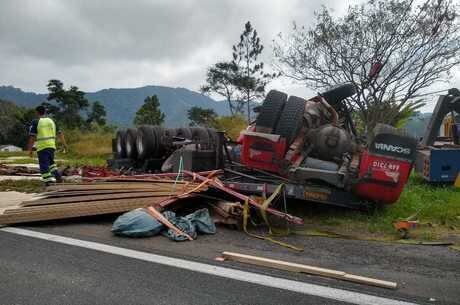 Mãe da bebê foi atingida pela carga do caminhão e não resistiu aos ferimentos