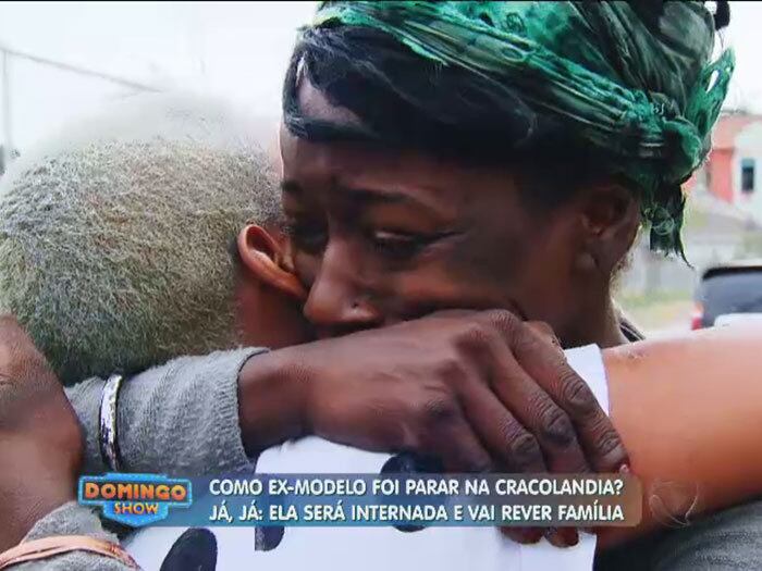 E abraçou a filha que não via há um ano: "A primeira vez que ela veio, ainda bem que não me viu usando!... Nenhum momento ela virou as costas pra mim, me tratou mal. Pelo contrário", elogiou Flávia
+ Vídeo: Filha pede ajuda para resgatar mãe ex-cabeleireira e modelo da Cracolândia
+ Aproveite e confira as matérias do programa Domingo Show
+ Já curtiu a página do Domingo Show no Facebook? É só clicar!
+ Siga o Domingo Show no Twitter e receba conteúdos exclusivos!