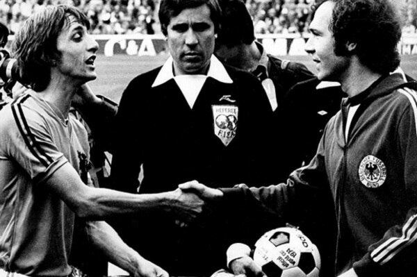 1974 - Holanda x Alemanha - Holanda campeã
Uma das maiores sensações da história das Copas, a Holanda conquista seu primeiro título. Comandada por Johan Cruyff em campo e Rinus Michels no banco, a Laranja Mecânica supera a Alemanha do experiente Beckenbauer e balança ainda mais o mundo com o famoso 'futebol total'

Veja mais: Homens de confiança: os técnicos de seleções com maior tempo de cargo
