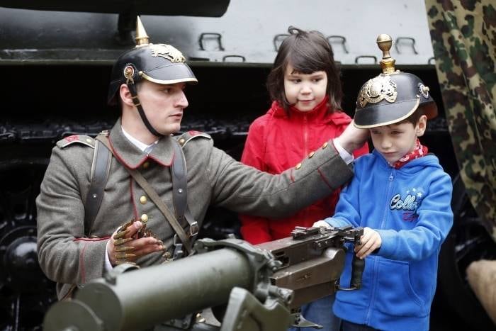 Na Romênia, um homem
usando um uniforme da Primeira Guerra Mundial posa com crianças durante um
evento marcando os 100 anos desde o início da guerra no Museu Militar Nacional
de Bucareste. Membros de diversas organizações históricas apresentaram
uniformes originais e encenaram uma batalha de época no museu
