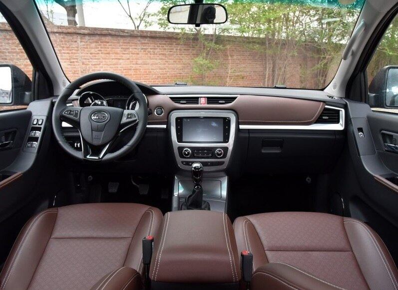 Interior da T8 é limpo com destaque para o estilo horizontal e tela central mais baixa