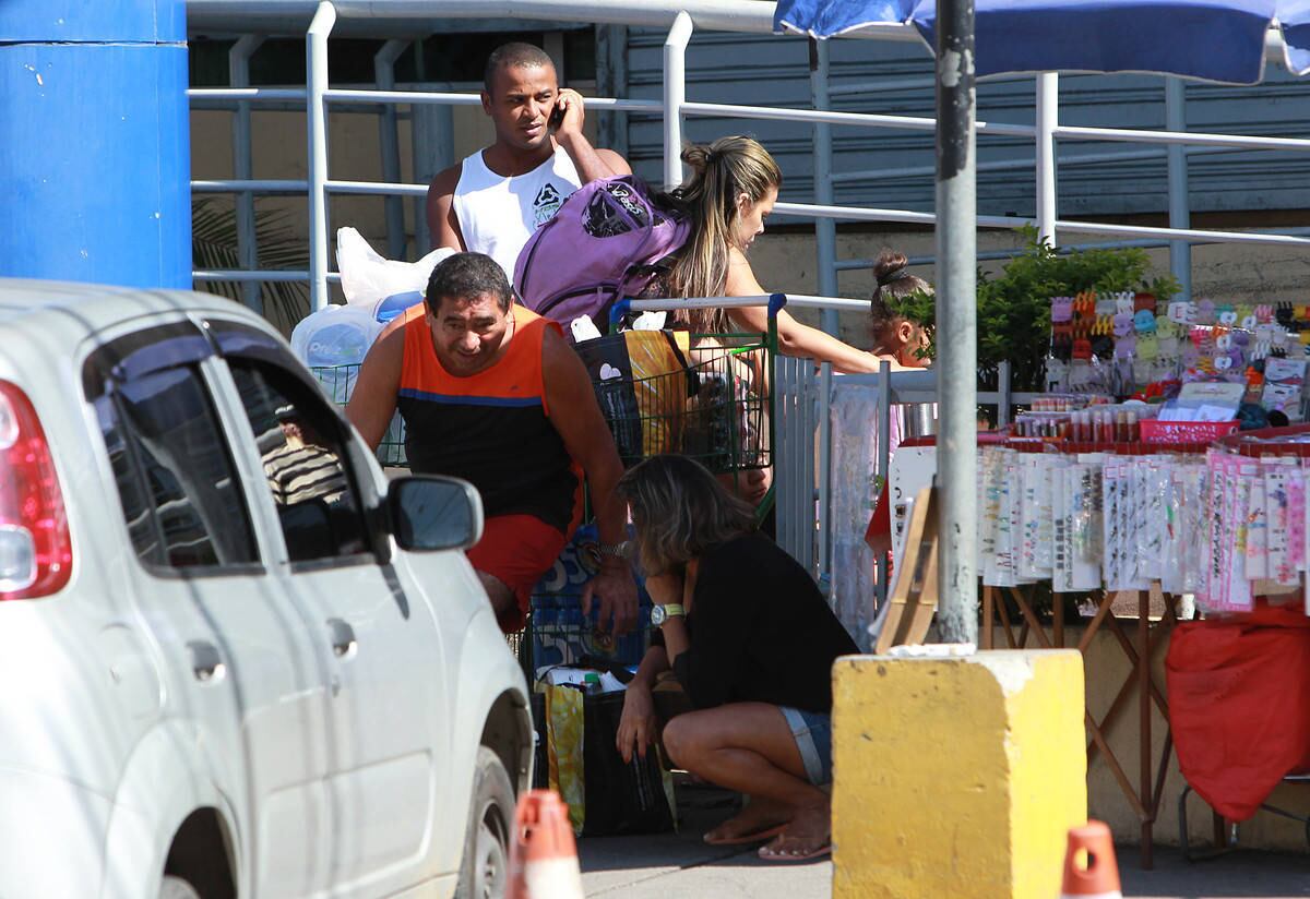 Moradores se esconderam de tiros atrás de barracas