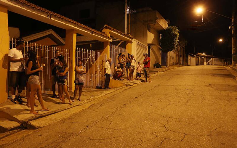 Um bebê recém-nascido foi encontrado dentro de uma sacola na Rua Érico Neves de Mello, no bairro de Pirituba, em São Paulo (SP) na noite deste sábado (8). Segundo o senhor Carlos que encontrou o bebê, uma pessoa que estava dentro de um veículo preto abandonou o bebê no local. A criança morreu dentro do resgate
