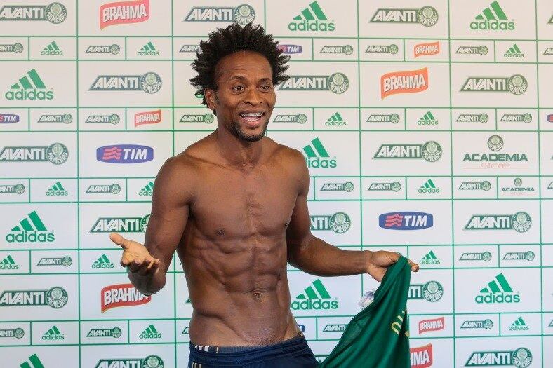 O
mais velho da seleção é Zé Roberto, lateral esquerdo do Palmeiras. Além de ser
um líder da equipe, o atleta impressiona pela forma física aos 41 anos. Apesar
da idade, o lateral faz gols e é o batedor oficial de pênaltis do Verdão