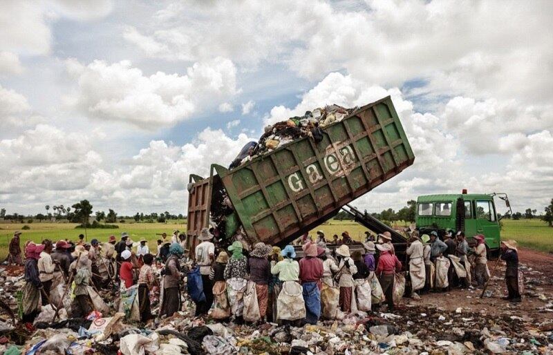 As
fotos chocantes mostram a dura vida de adultos e crianças que vivem e
trabalham no local