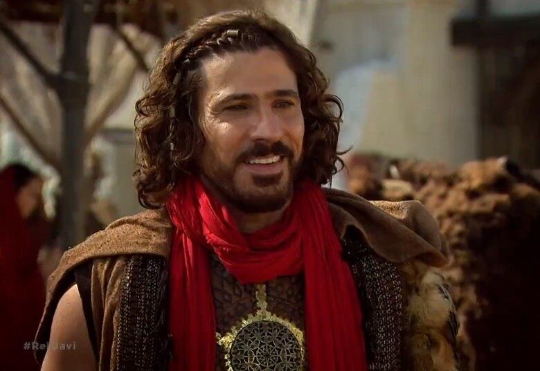 Davi não escondeu a felicidade: "Que sorte a minha ter te encontrado de novo". Quando jovens, o guerreiro salvou Bate-Seba de um sequestro e eles juraram nunca se esquecerem