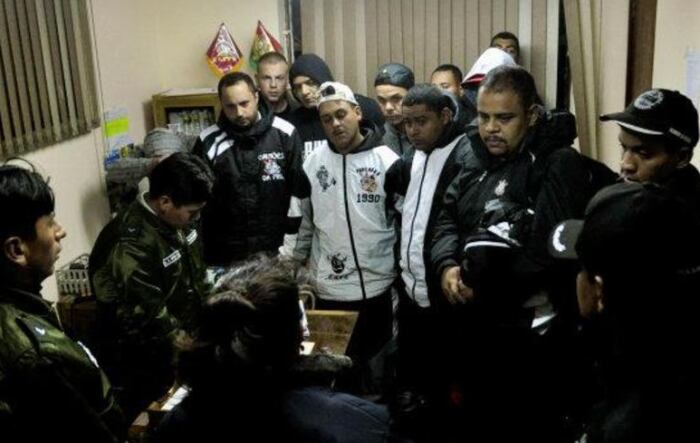 Envolvido no caso da
morte do garoto boliviano Kevin Espada, em fevereiro deste ano, o corintiano
Fabio Neves Domingos (de jaqueta e boné branco), o Dumemo, voltou a figurar em episódio de confusão nos
estádios. Em informação divulgada pelo jornal Lance!, nesta sexta-feira (30), foi confirmada a participação do
torcedor em briga nas arquibancadas do Mané Garrincha, em Brasília, no último
domingo (25), durante confronto com Vasco. É o terceiro corintiano que esteve preso em Oruro que foi identificado na confusão. Confira