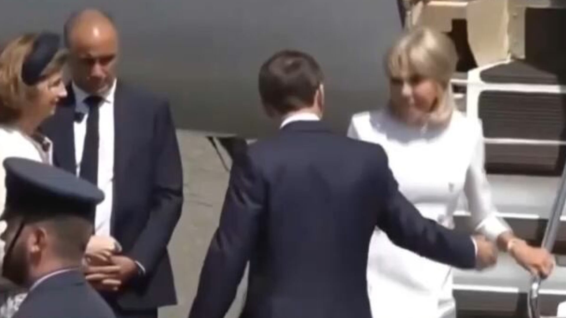 Semanas após empurrão, esposa de Macron ignora ajuda do marido ao desembarcar no Reino Unido
